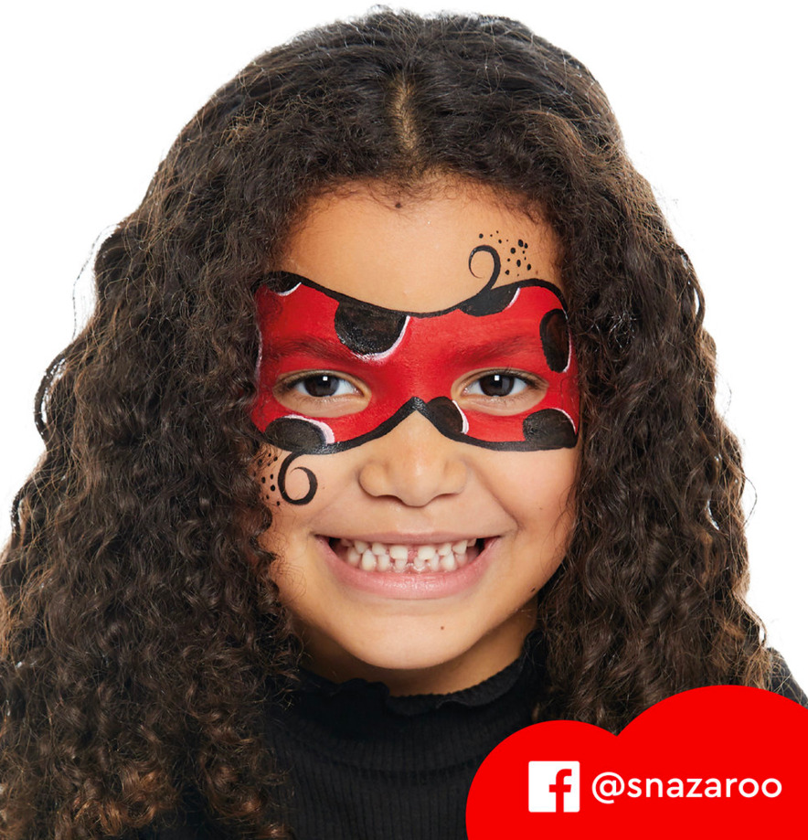 Flicka med nyckelpigadesign målad med Ansiktsfärg Animal World Face Paint Kit från Snazaroo