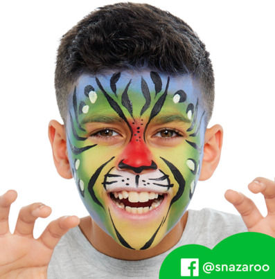 Barn med djuransiktsmålning från Ansiktsfärg Animal World Face Paint Kit Snazaroo